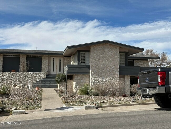Foto del edificio - 1005 Singing Hills Dr