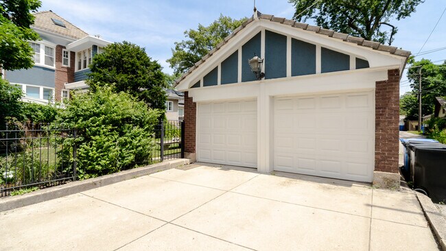 Building Photo - 2247 W Estes Ave