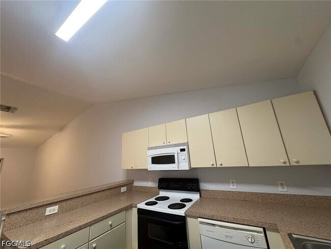 Building Photo - 1002 W 12th St