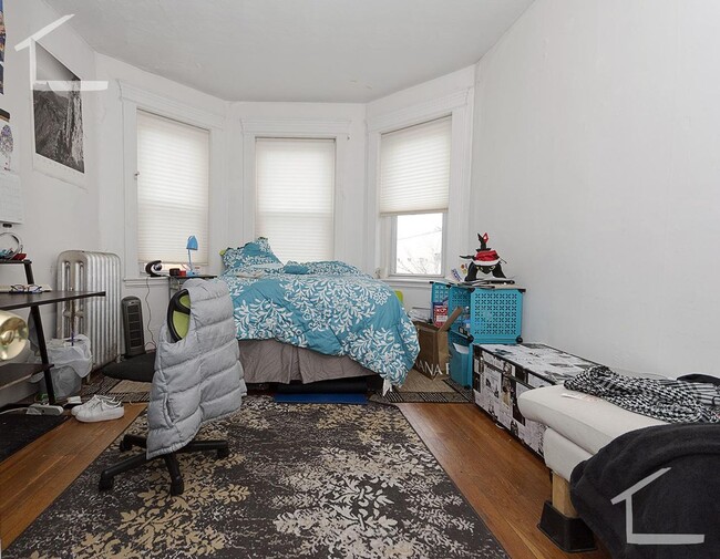 3 Bed 1 Bath close to BU available 9/1 - 3 Bed 1 Bath close to BU available 9/1 House