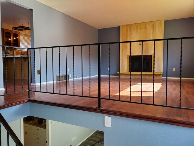 Foto del edificio - Versatile 4BR/2BA Split-Level South Hill H...