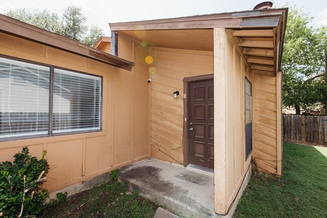 Building Photo - Walnut Ridge B