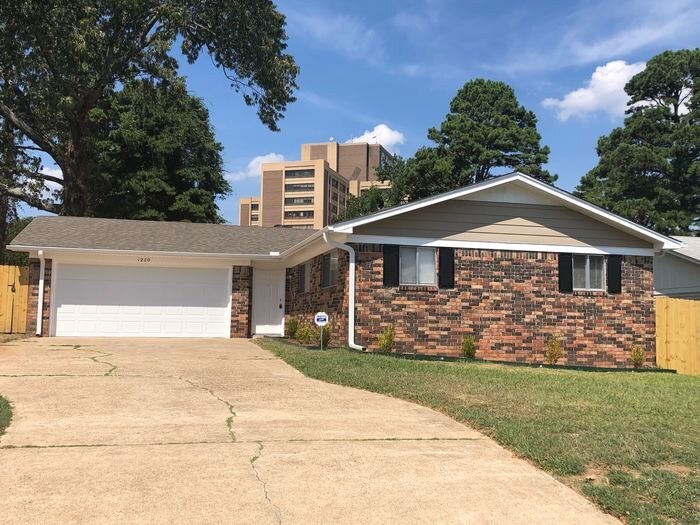 Primary Photo - 1220 Twin Lakes Drive, Little Rock, AR, USA