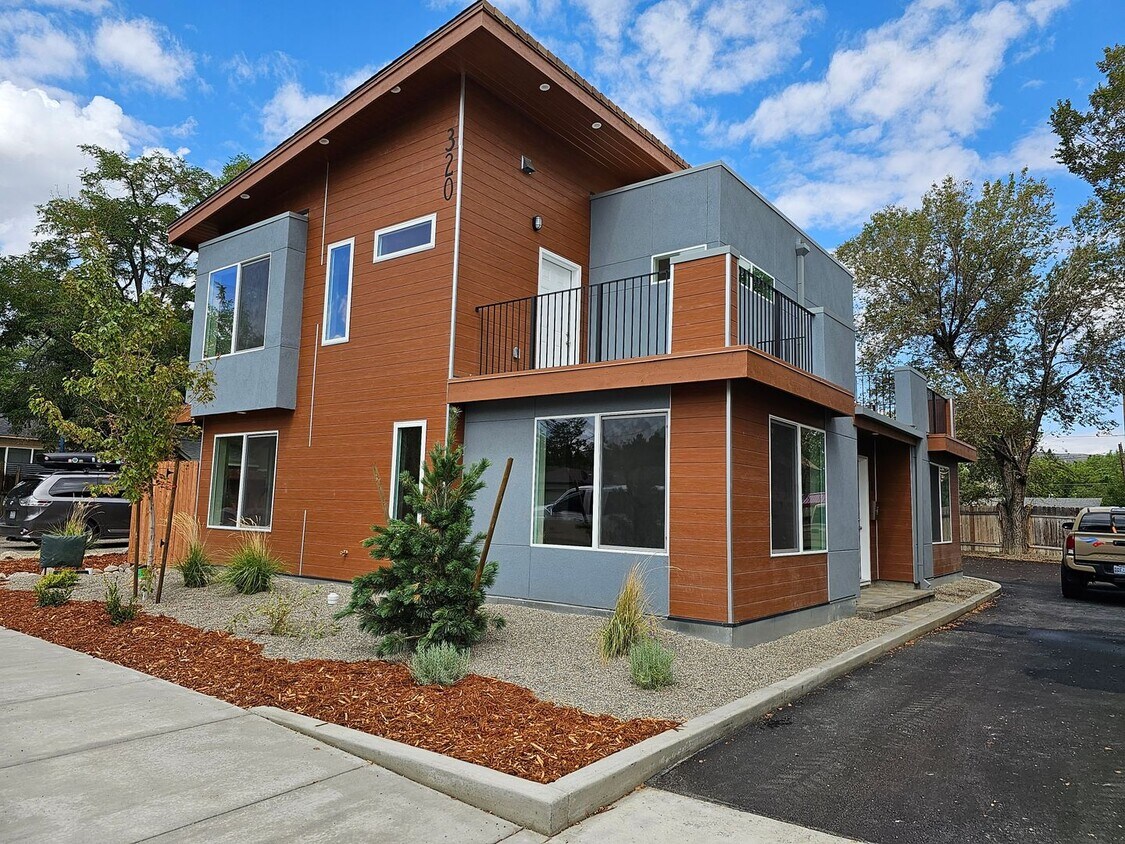 Foto principal - Beautiful New Construction Duplex in Carso...