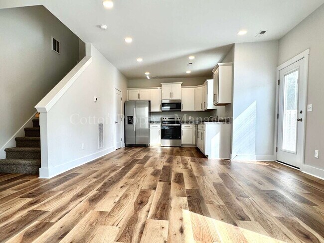 Foto del edificio - Gorgeous 3BR/2.5BA townhouse - $2,200/mont...