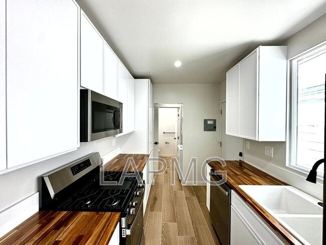 Foto del edificio - 2304 N Frederic St