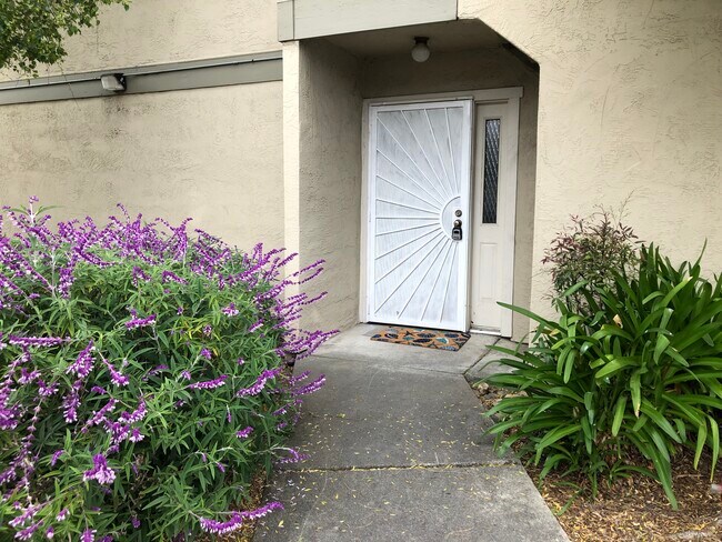 Foto del edificio - 894 Lewelling Blvd