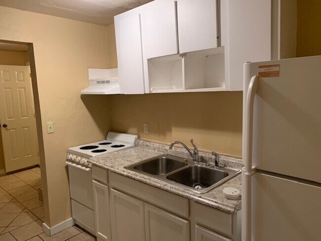 Building Photo - 1 Bedroom, 1 Bathroom Home