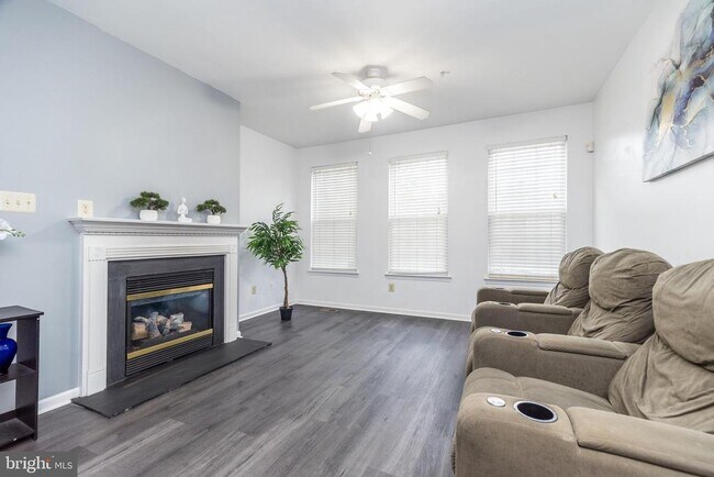 Foto del edificio - 483 Fort Hill Cir