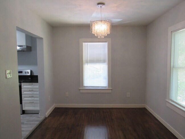 Foto del edificio - Charming 2-Bedroom Upstairs Unit in Alamo Heights ISD