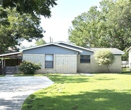 Building Photo - 1130 Bois D'Arc St