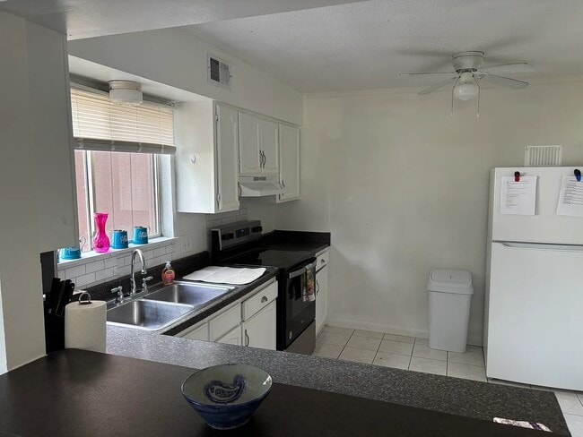 Foto del edificio - FULLY FURNISHED - ALL UTILITIES INCLUDED