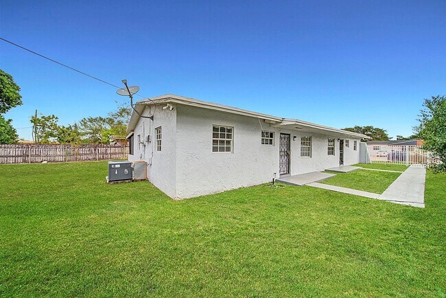 Foto del edificio - 19110 NW 36th Ave