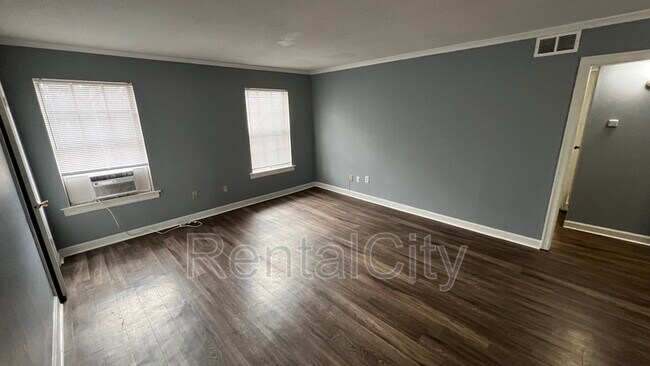 Foto del edificio - 3212-3213 13 Colony Mall