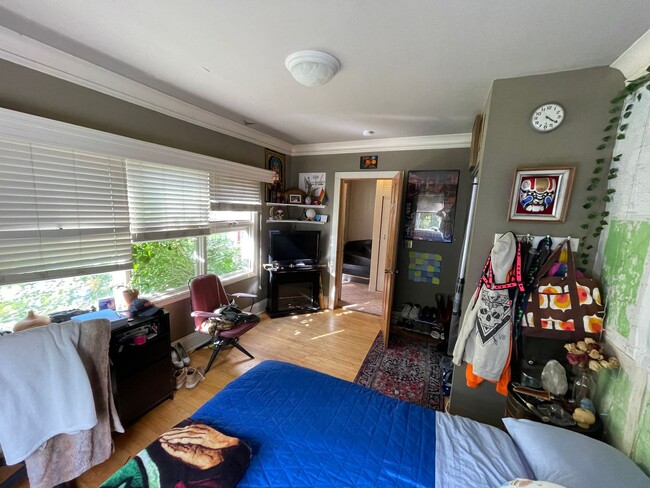 Building Photo - Duluth MN - 6 Bed - 3 Bath - Single Family...
