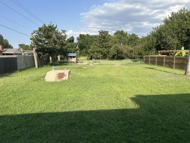 Foto del edificio - 5208 Mackleman Dr