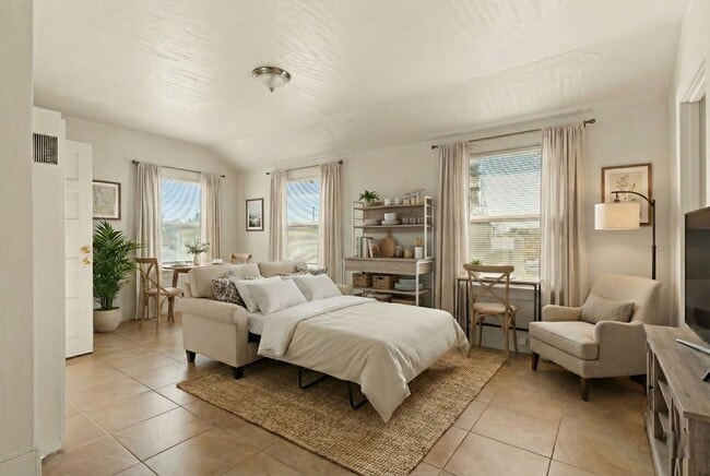 Utilities Included! Bright 2nd Floor Studio in Mosswood Vintage Building - Utilities Included! Bright 2nd Floor Studio in Mosswood Vintage Building Apartment