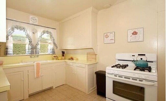 Foto del edificio - 1007 W Beach Blvd