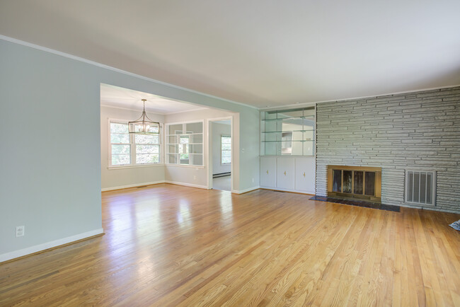 Building Photo - 811 Cloudland Dr