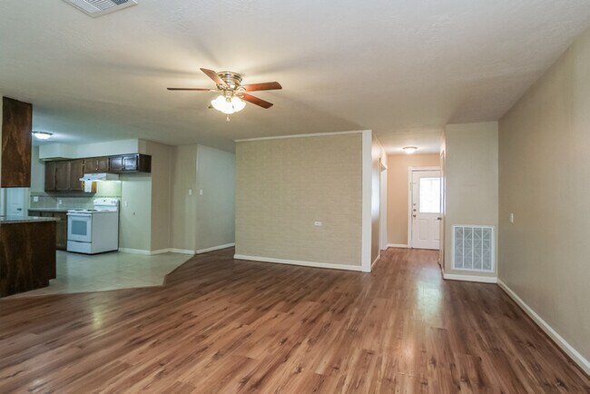 Building Photo - 701 Inwood Dr