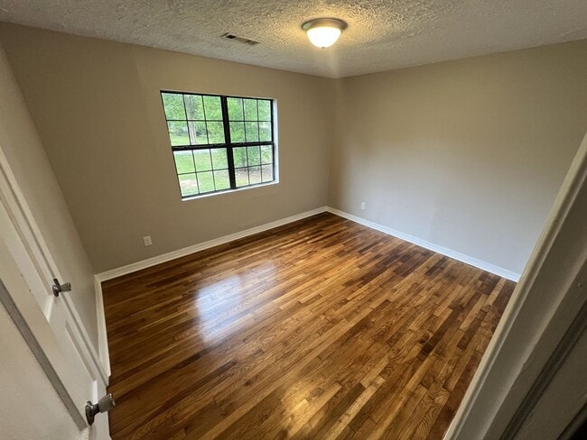 Building Photo - Beautifully Renovated 2 Bed / 1 Bath Home ...
