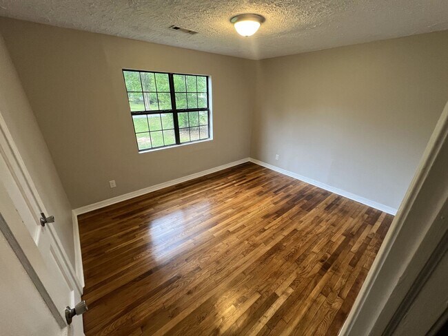 Building Photo - Beautifully Renovated 2 Bed / 1 Bath Home – Modern Upgrades Throughout!