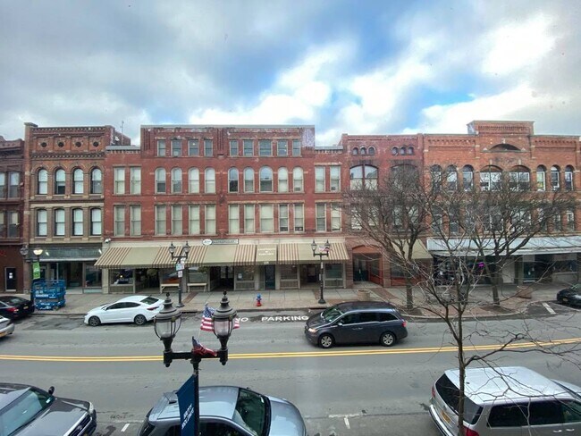 Building Photo - 158 Main St