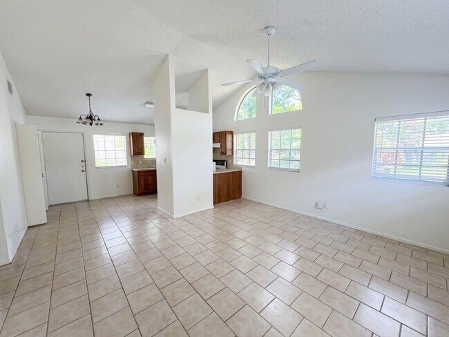 Foto del edificio - 8811 Pineridge Dr