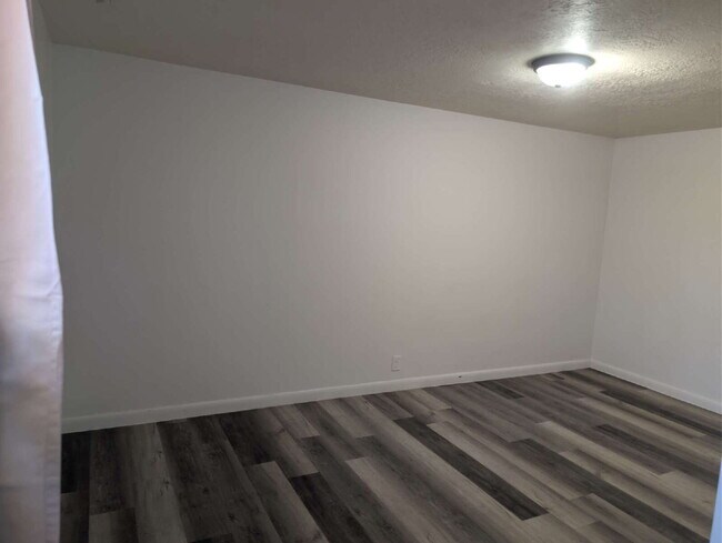 Foto del edificio - $500 OFF FIRST MONTH Rent 3 Bedroom Basement Apartment | All Utilities & Internet Included | Near...