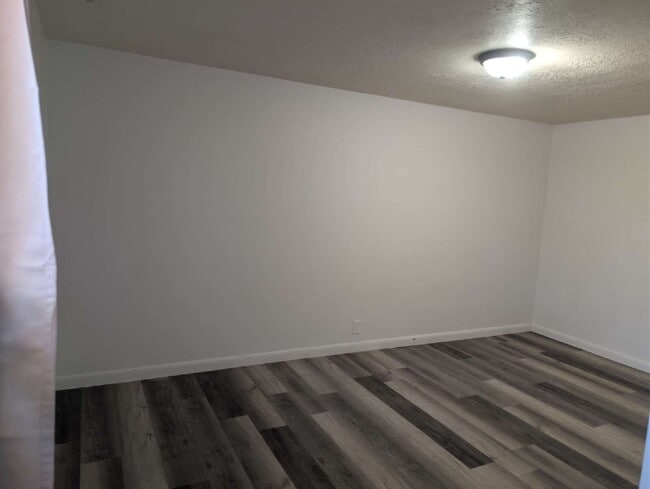 Building Photo - $500 OFF FIRST MONTH Rent 3 Bedroom Basement Apartment | All Utilities & Internet Included | Near...