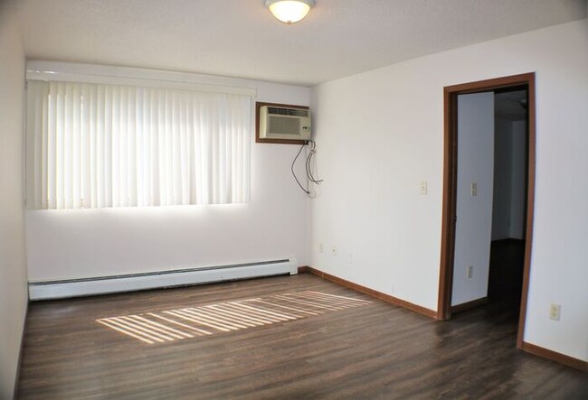 Building Photo - $1,195 | 3 Bedroom, 1 Bathroom Apartment |...