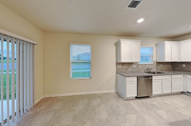 Foto del edificio - 4/2 Single Family Home W/ Fenced In Backyard