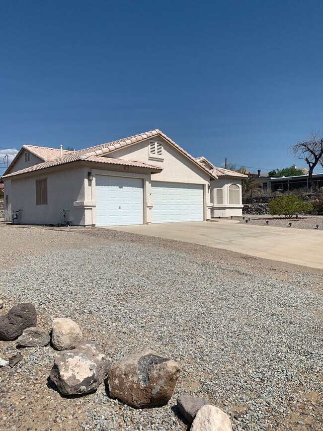 Building Photo - Spacious 3-Bedroom Home with RV Parking & 3-Car Garage in Bullhead City
