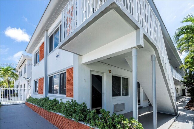 Foto del edificio - 7311 Byron Ave