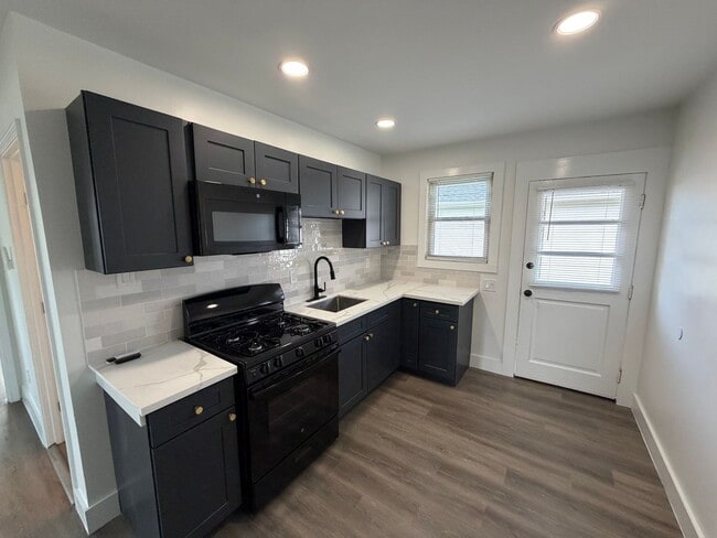 Building Photo - 604 N Causeway Blvd