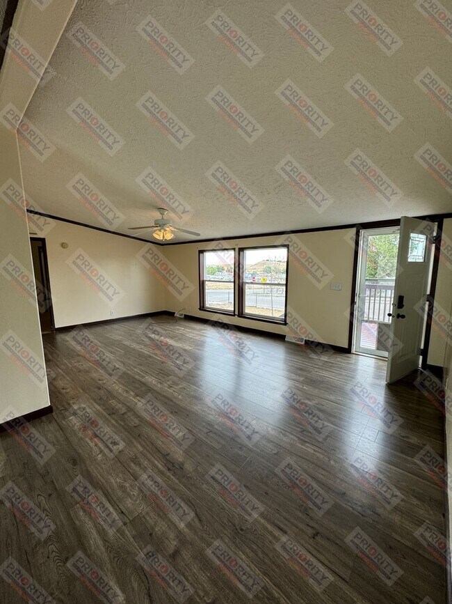 Foto del edificio - Spacious 4 bedroom single family home