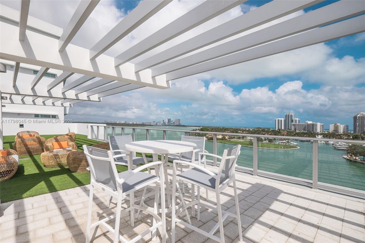 Foto principal - 10201 E Bay Harbor Dr