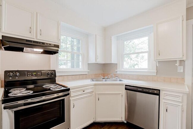 Building Photo - 1/2 Month Free with a Signed Lease by Sept...