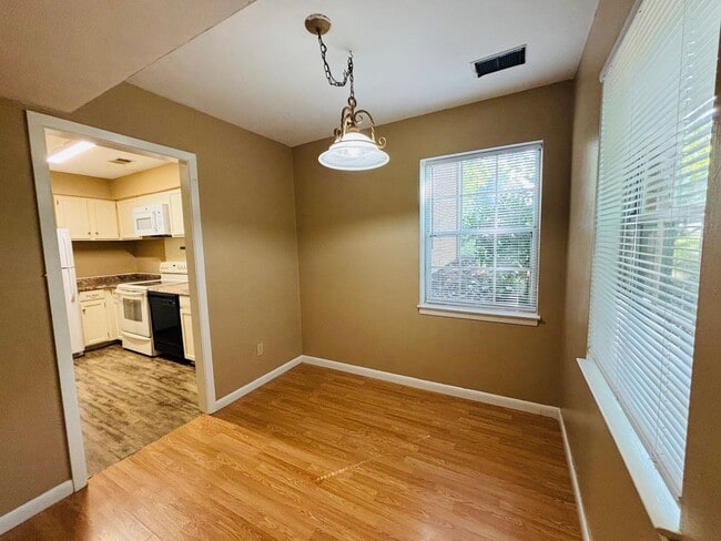 Building Photo - 2 Bedroom 1 Bathroom Townhouse