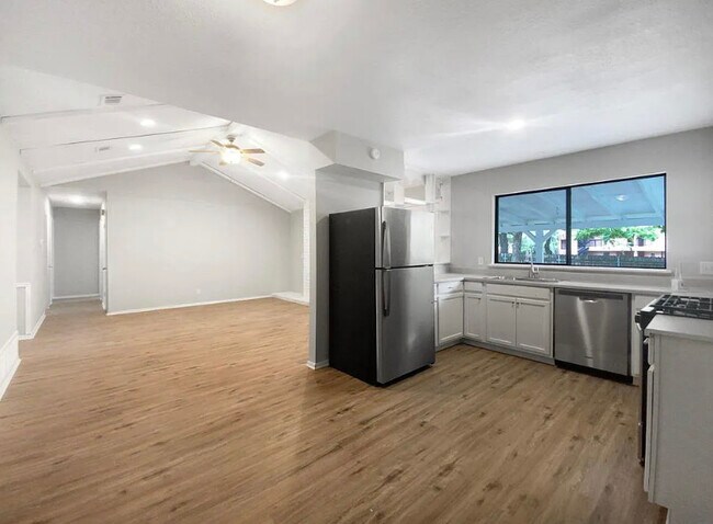 Building Photo - 914 Battle Bend Blvd