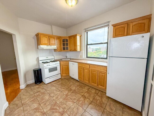 Foto del edificio - 553 E 188th St