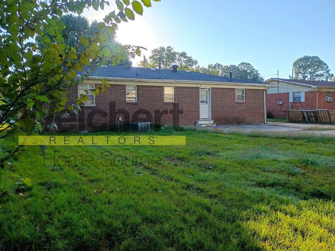 Building Photo - 3-Bed Home with Great Garage/Shop & Conven...