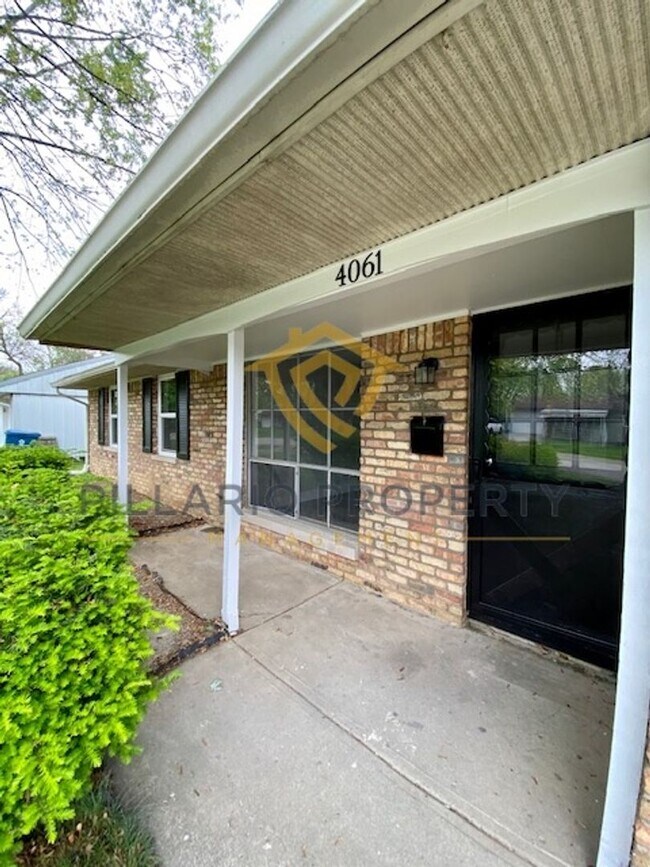 Building Photo - East Side, 3 Bedroom/1.5 Bathroom Beauty A...