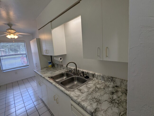 Foto del edificio - 3600 SW 23rd St