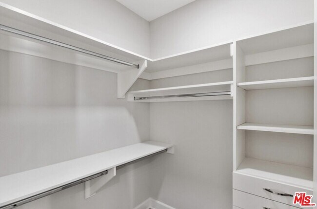 Foto del edificio - 5557 W 6th St