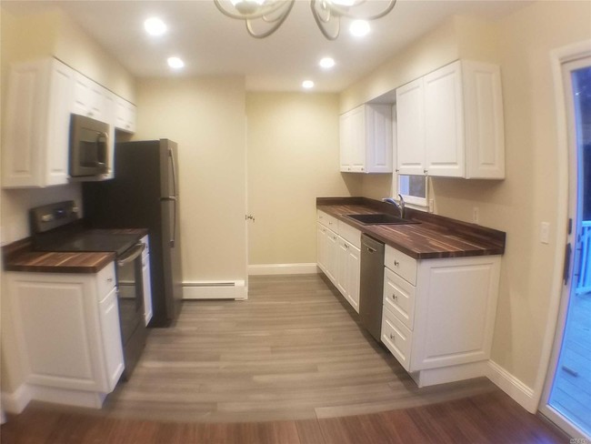 Building Photo - 37 Herricks Ln