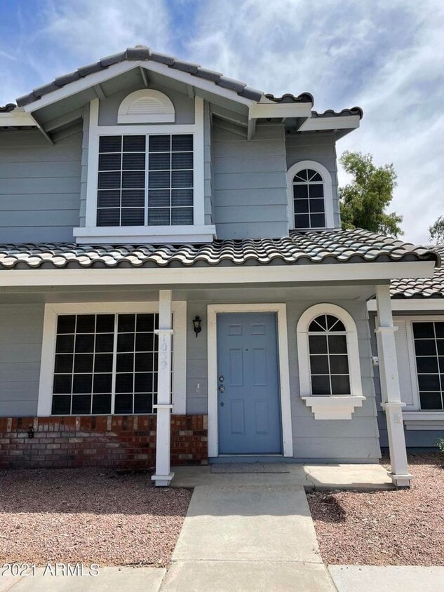 Foto principal - Remodeled 2 bed/1.5 bath townhome in the s...