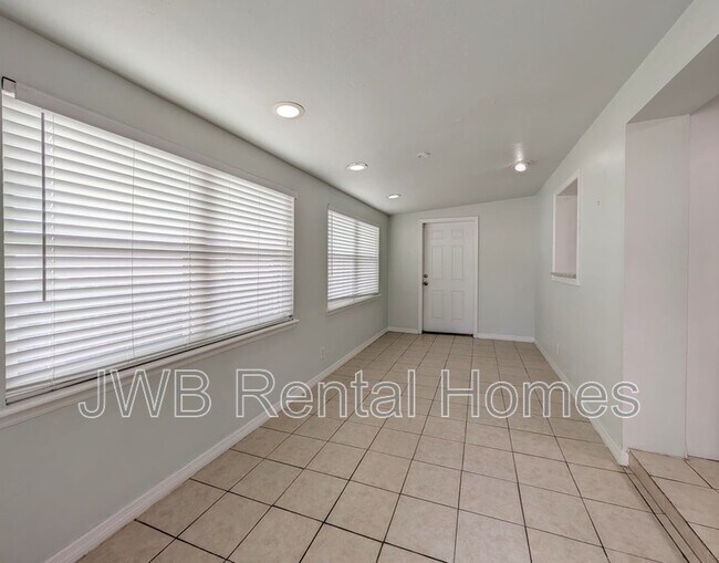 Building Photo - 802 8th Ave N