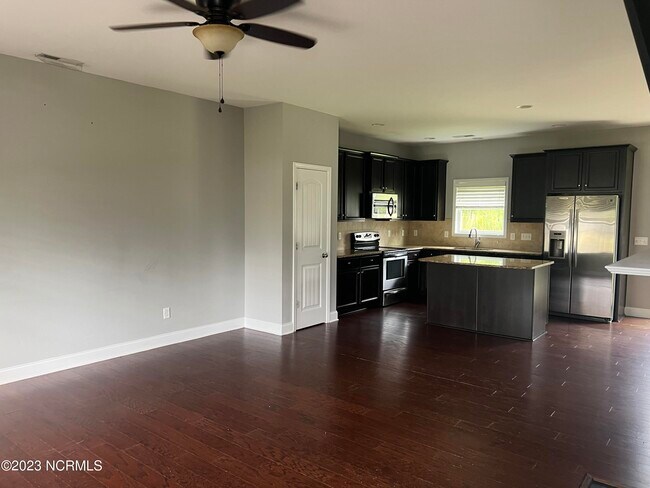 Building Photo - 207 Admiral Ct