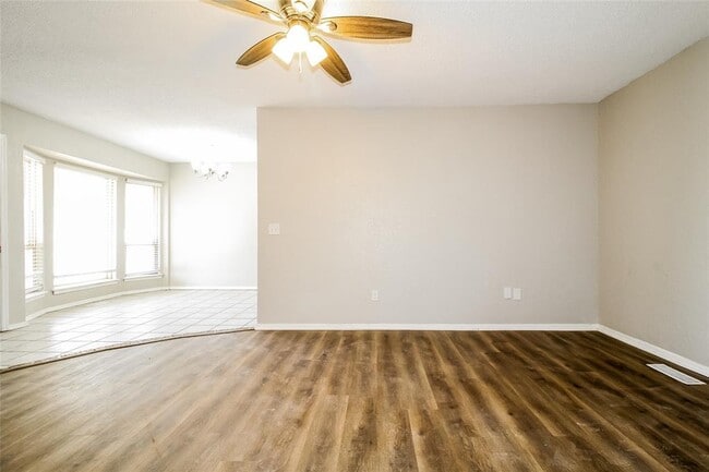 Building Photo - 1004 Cambridge Dr